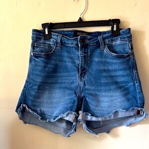 💙🦋🩳🌙Judy Blue Women's Blue Denim Shorts